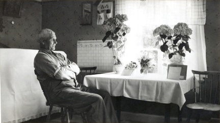 Albert Larsson i sin stuga, far till Ida, gift Pålsson